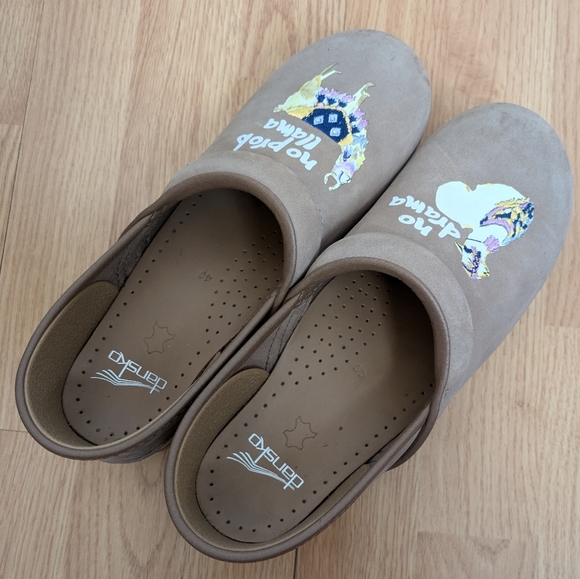 Dansko Twin Pro Beige Tan "No Prob Llama" Print Mules Clogs Shoes Size 40 US 10 - Picture 16 of 16